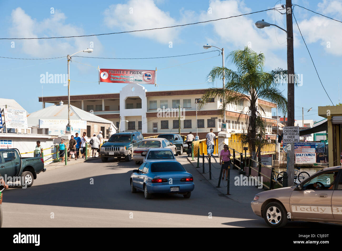 Lokale Bürger und Touristen reisen unter dem Project Pride-Banner in der Innenstadt von Belize City, Belize Stockfoto