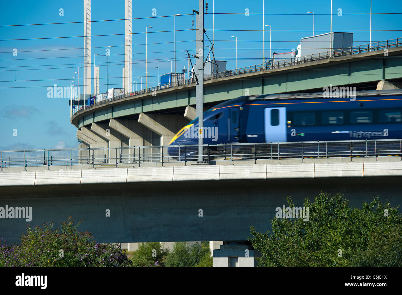 Ein Zug auf dem high-Speed Rail Link geht durch die Dartford River Crossing in Thurrock, Essex, England. Stockfoto
