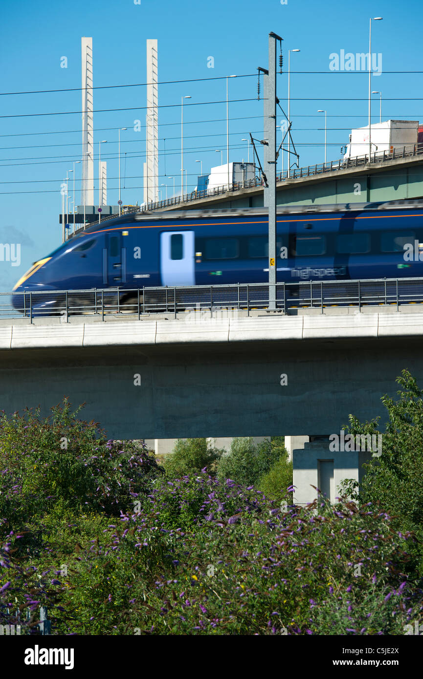 Ein Zug auf dem high-Speed Rail Link geht durch die Dartford River Crossing in Thurrock, Essex, England. Stockfoto