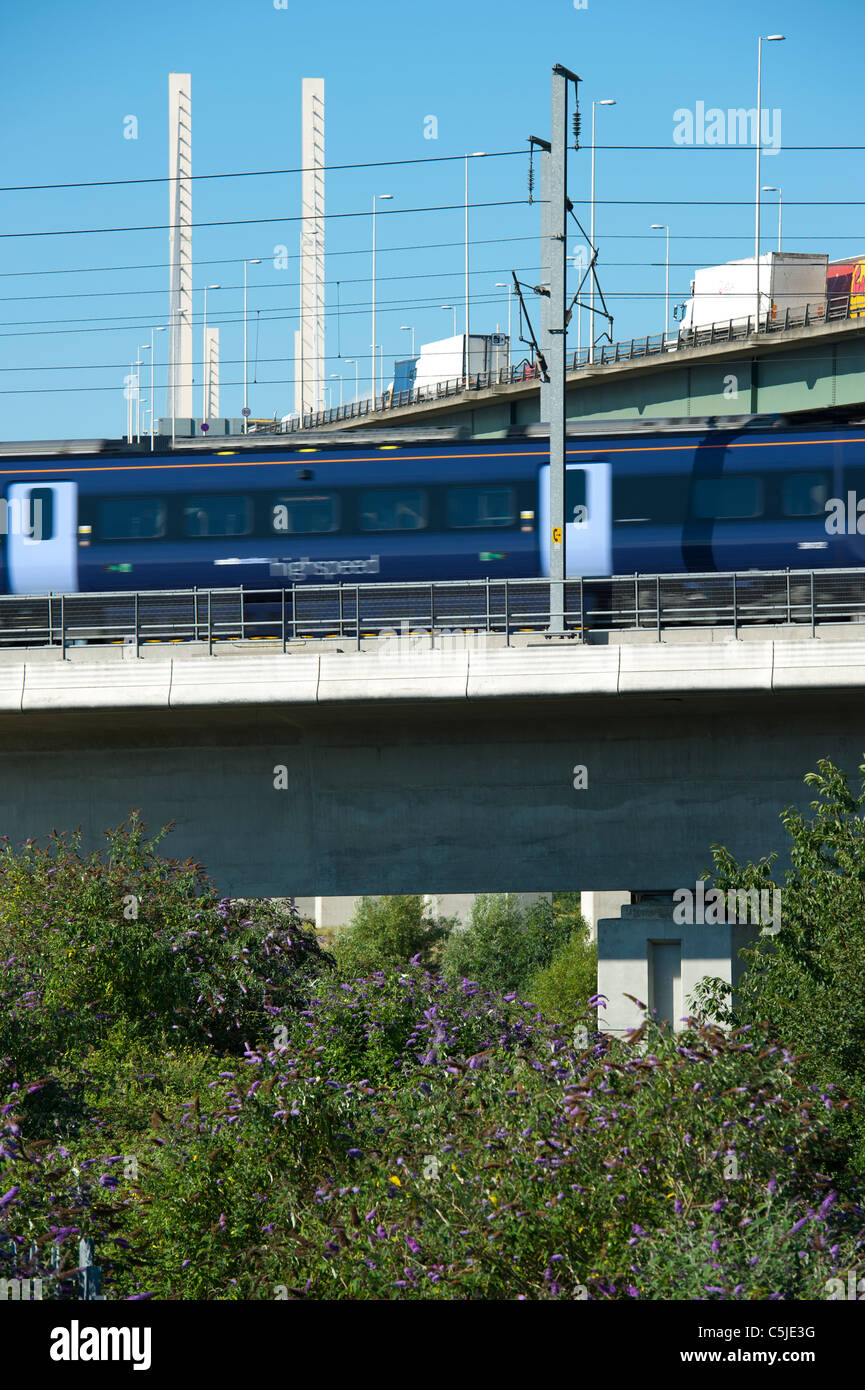 Ein Zug auf dem high-Speed Rail Link geht durch die Dartford River Crossing in Thurrock, Essex, England. Stockfoto