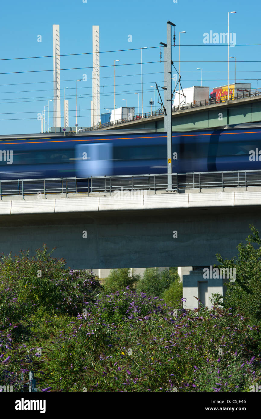 Ein Zug auf dem high-Speed Rail Link geht durch die Dartford River Crossing in Thurrock, Essex, England. Stockfoto