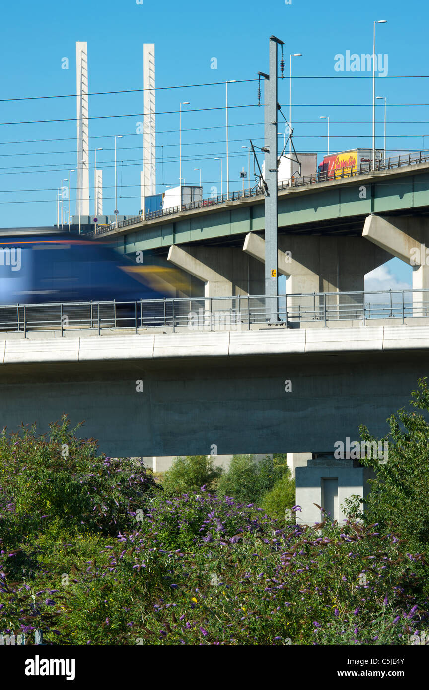 Ein Zug auf dem high-Speed Rail Link geht durch die Dartford River Crossing in Thurrock, Essex, England. Stockfoto