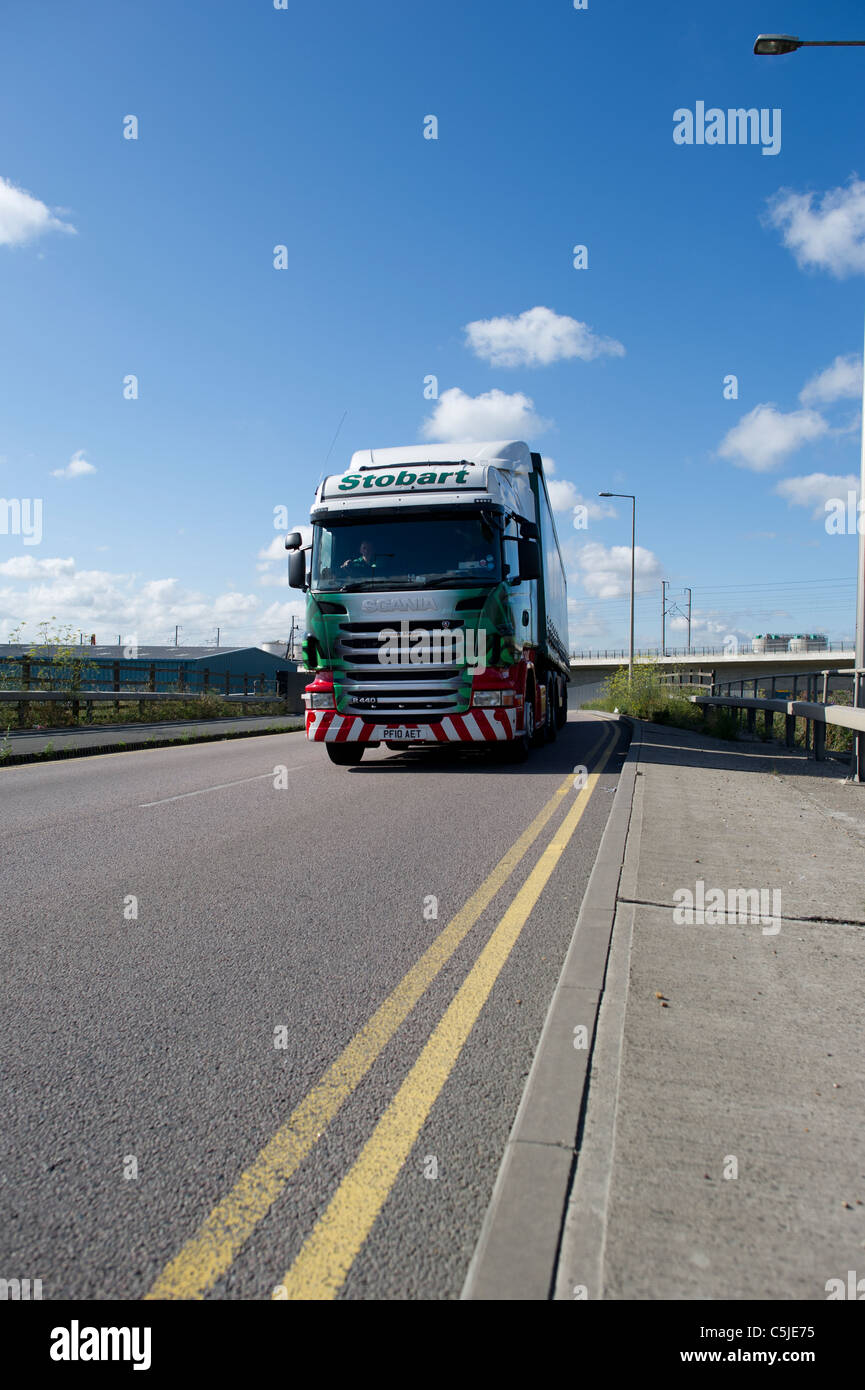 Ein einsamer Eddie Stobart-LKW an einer ruhigen Straße unterwegs. Stockfoto