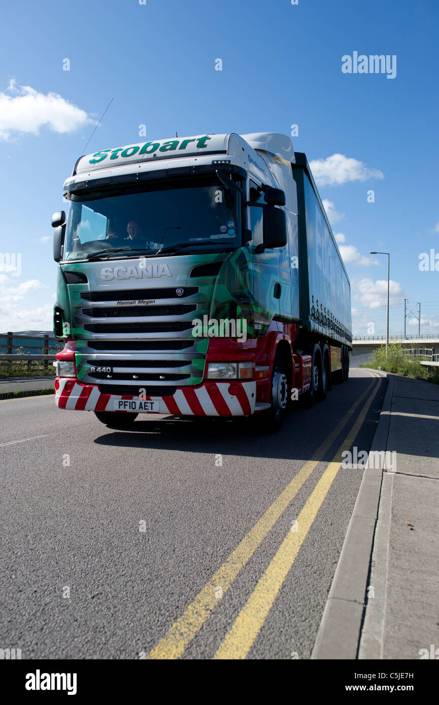 Ein einsamer Eddie Stobart-LKW an einer ruhigen Straße unterwegs. Stockfoto
