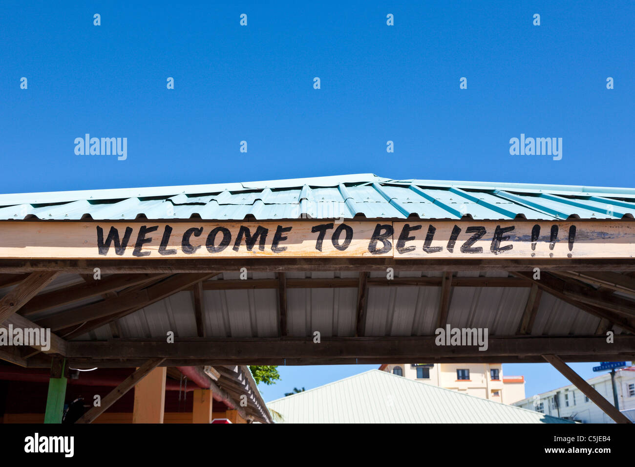 Willkommen in Belize Zeichen übermalt Kreuzfahrt Passagier Gehweg in Belize City-Erholungsgebiet Stockfoto