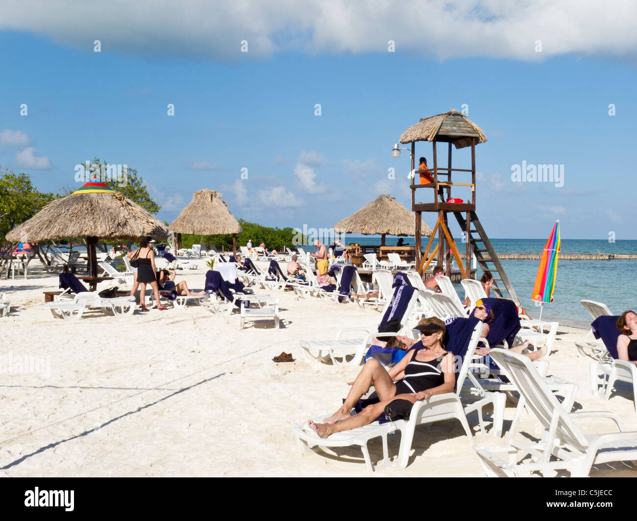 Frauen Sonnenbaden am Bannister Insel in der Karibik in der Nähe von Belize City Stockfoto