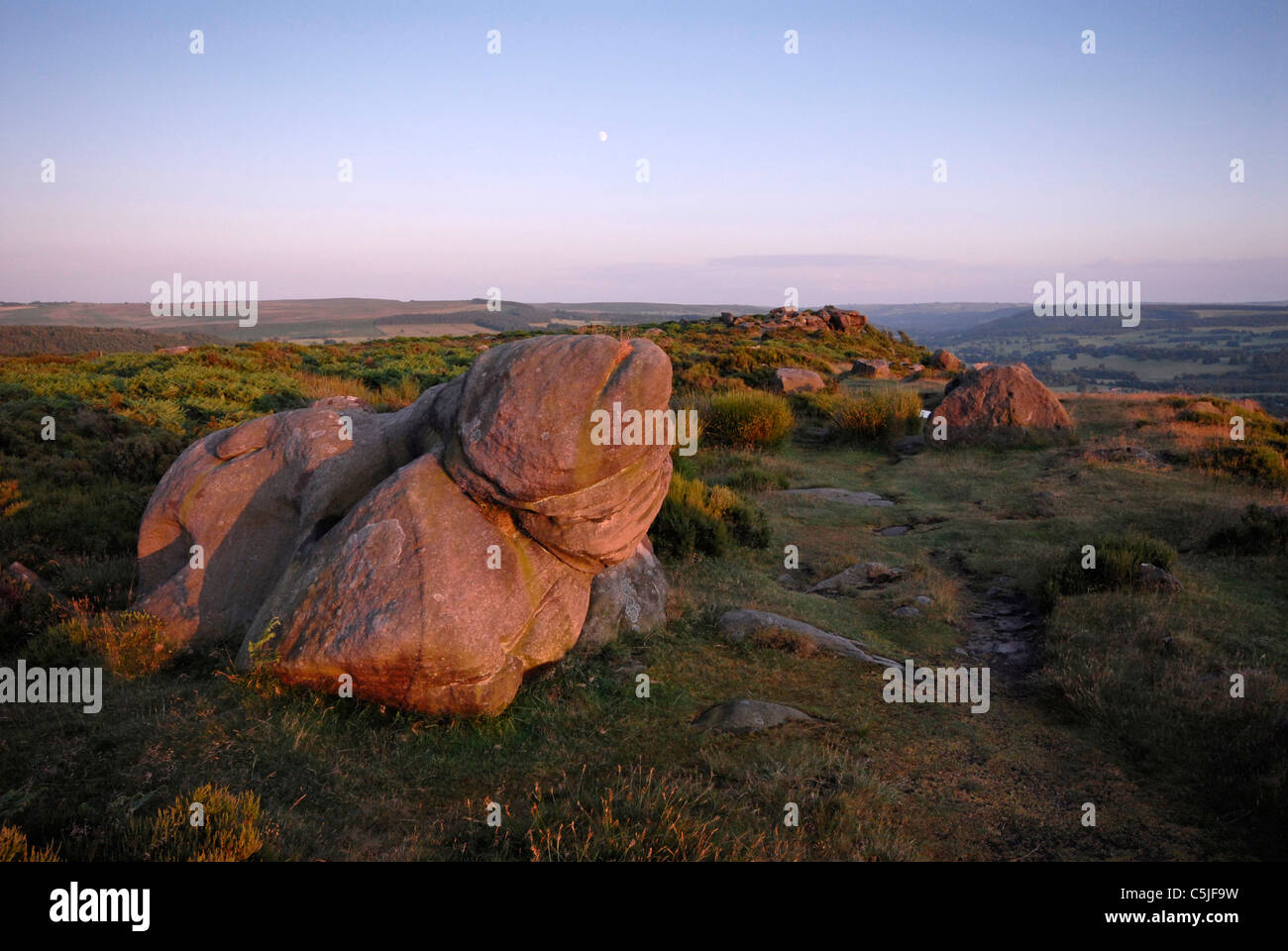 Sommerabend mit Felsformation Baslow hochkant im Peak District National Park Stockfoto