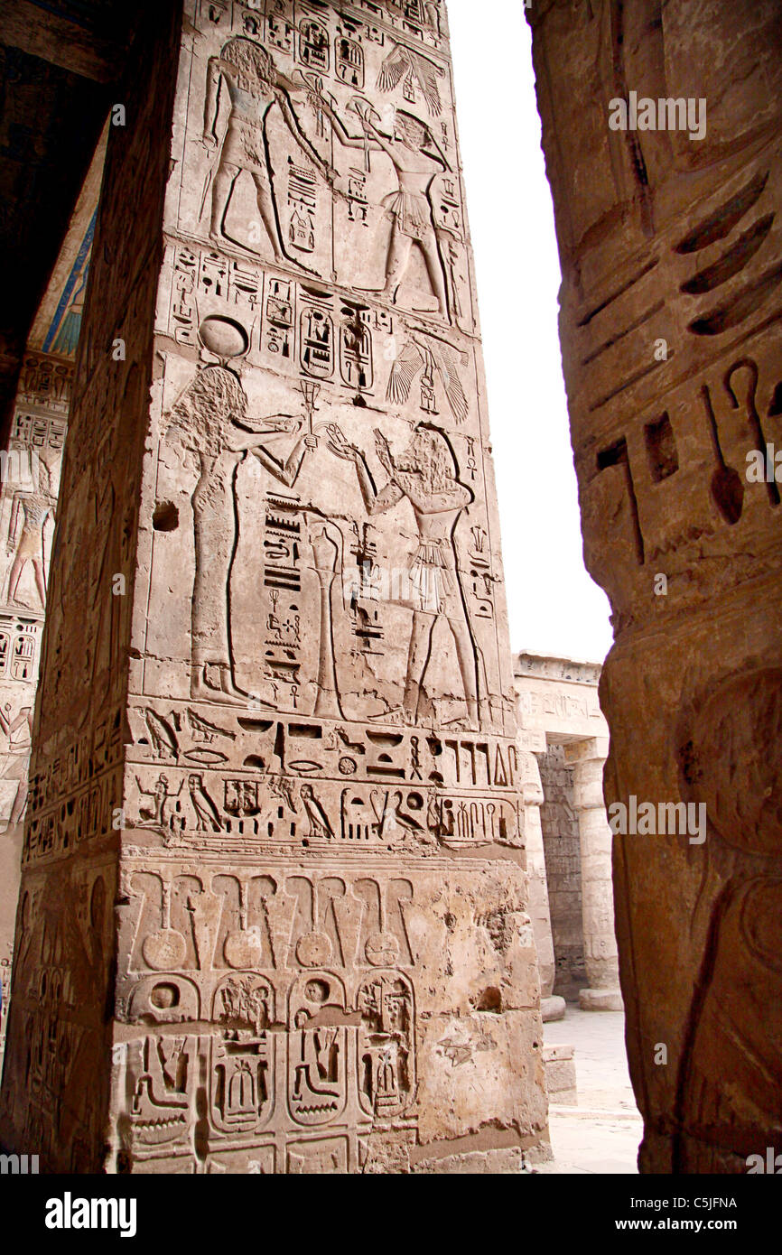 Szene auf Spalte Habu Tempel (König Ramses III) westlich von Luxor Stockfoto
