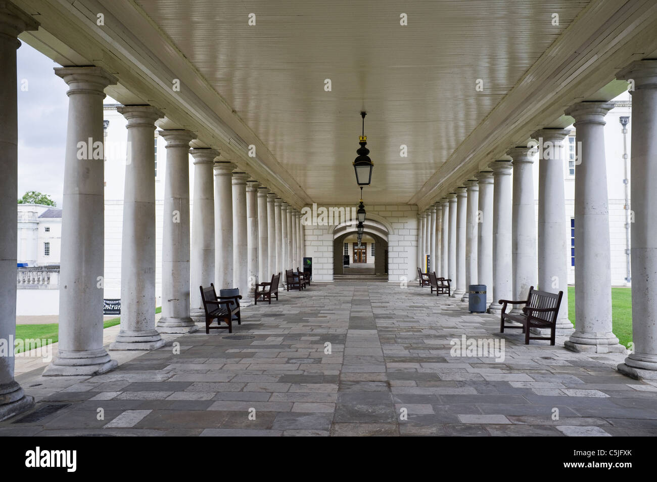 National Maritime Museum Kolonnade, die zu den Queen's House. Greenwich, London, England, UK, Großbritannien. Stockfoto