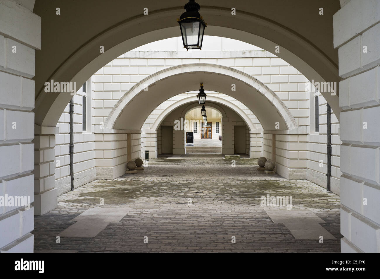 Greenwich, London, England, Vereinigtes Königreich, Großbritannien. Bögen am Seiteneingang der Queen House in das National Maritime Museum Stockfoto