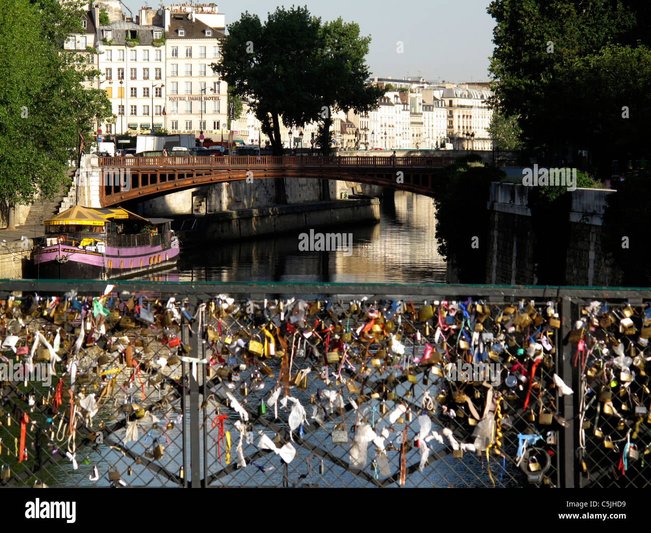 Liebe Vorhängeschloss an der Brücke Pont de l'Archeveche auf der Seine, Paris, Frankreich, Stockfoto