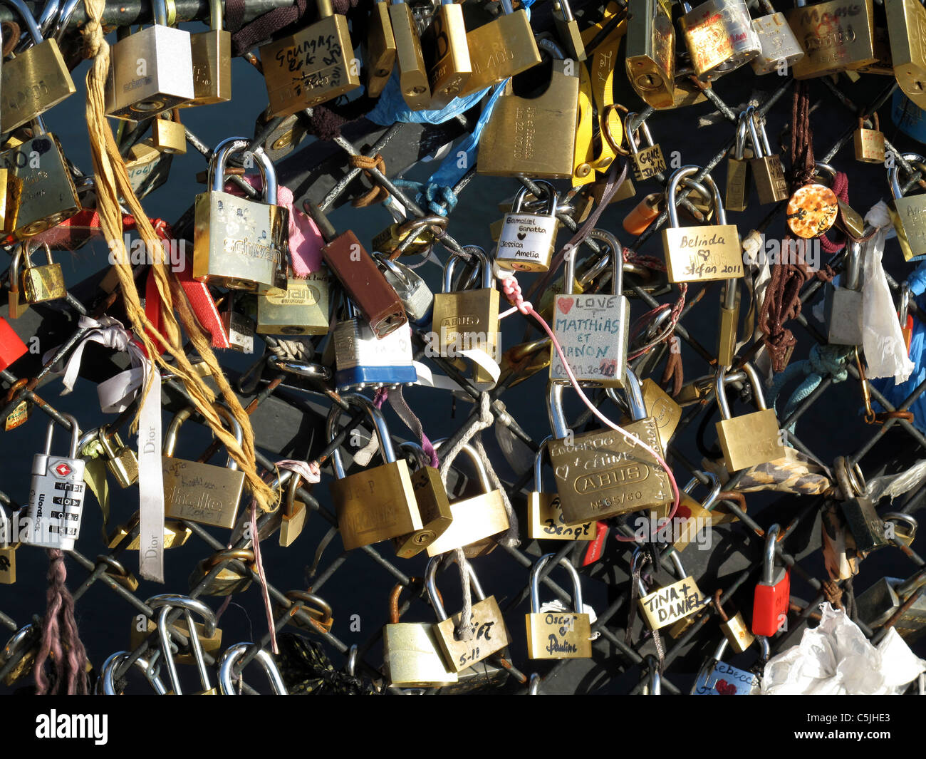 Liebe Vorhängeschloss an der Brücke Pont de l'Archeveche auf der Seine, Paris, Frankreich, Kathedrale Notre-Dame de Paris Stockfoto