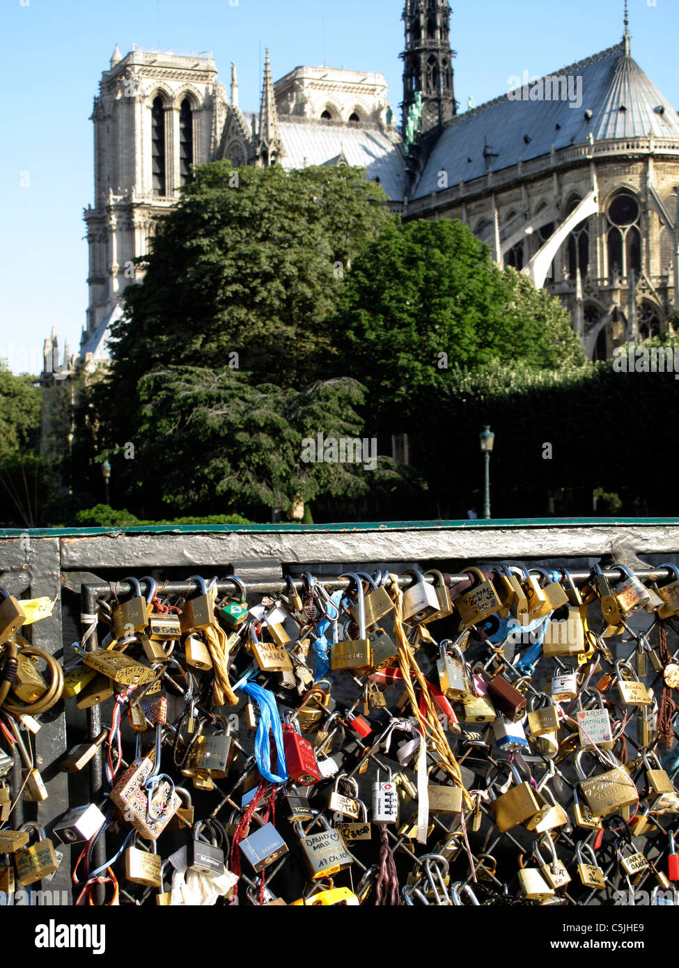 Liebe Vorhängeschloss an der Brücke Pont de l'Archeveche auf der Seine, Paris, Frankreich, Kathedrale Notre-Dame de Paris Stockfoto