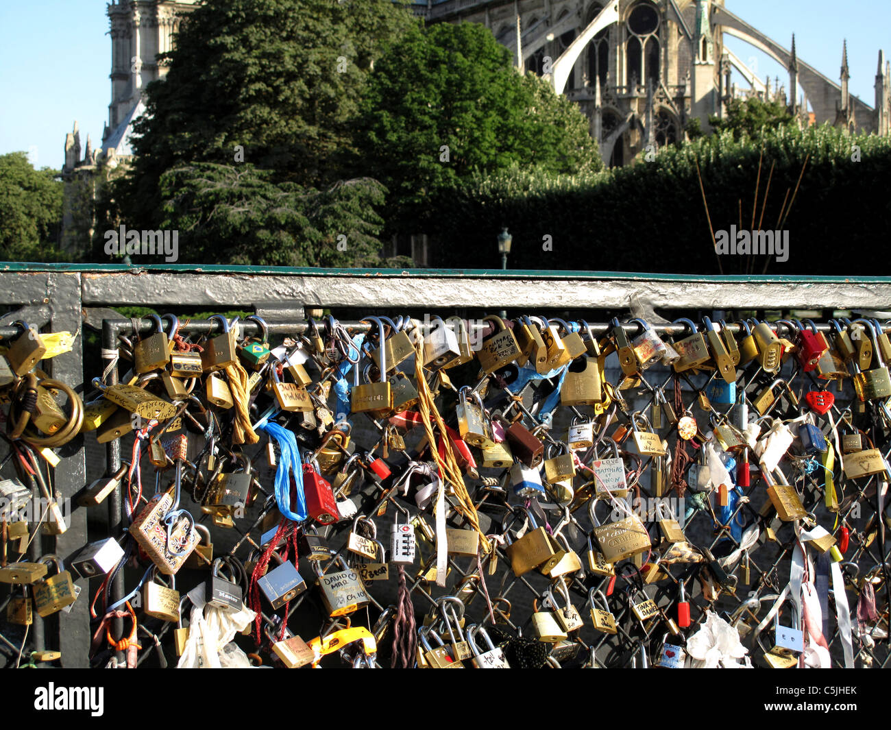 Liebe Vorhängeschloss an der Brücke Pont de l'Archeveche auf der Seine, Paris, Frankreich, Kathedrale Notre-Dame de Paris Stockfoto