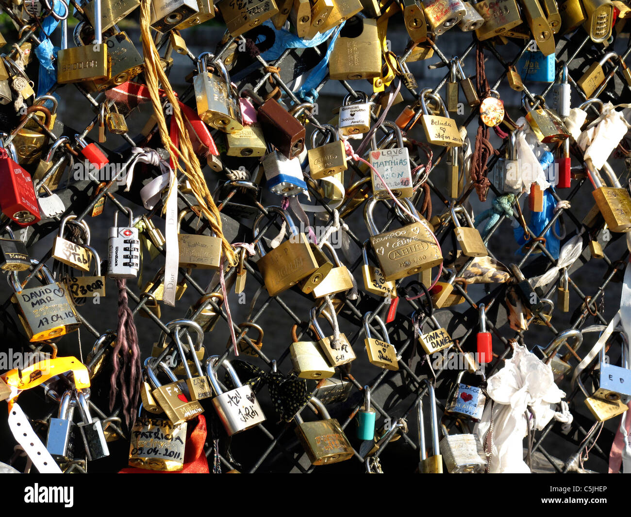 Liebe Vorhängeschloss an der Brücke Pont de l'Archeveche auf der Seine, Paris, Frankreich, Kathedrale Notre-Dame de Paris Stockfoto