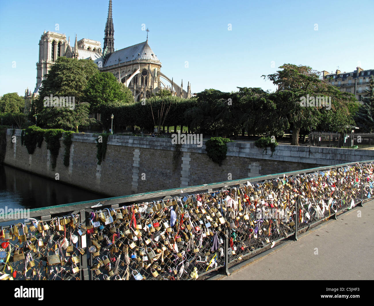 Liebe Vorhängeschloss an der Brücke Pont de l'Archeveche auf der Seine, Paris, Frankreich, Kathedrale Notre-Dame de Paris Stockfoto