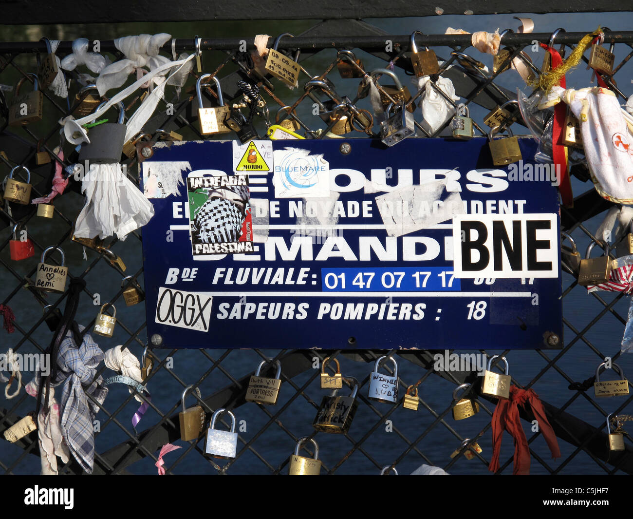Liebe Vorhängeschloss an der Brücke Pont de l'Archeveche auf der Seine, Paris, Frankreich, Kathedrale Notre-Dame de Paris Stockfoto