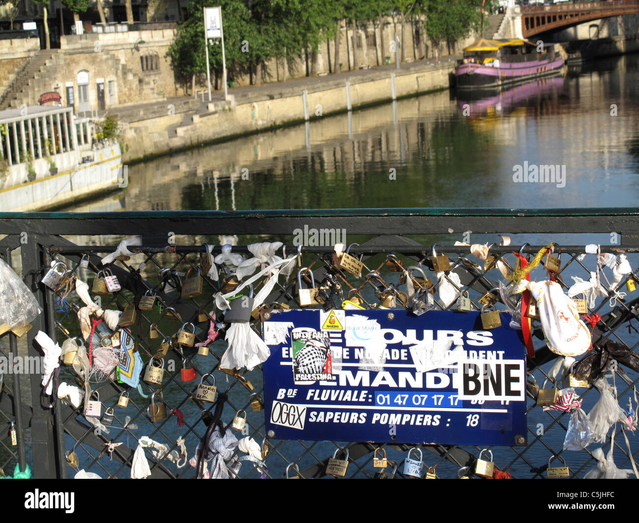 Liebe Vorhängeschloss an der Brücke Pont de l'Archeveche auf der Seine, Paris, Frankreich, Stockfoto