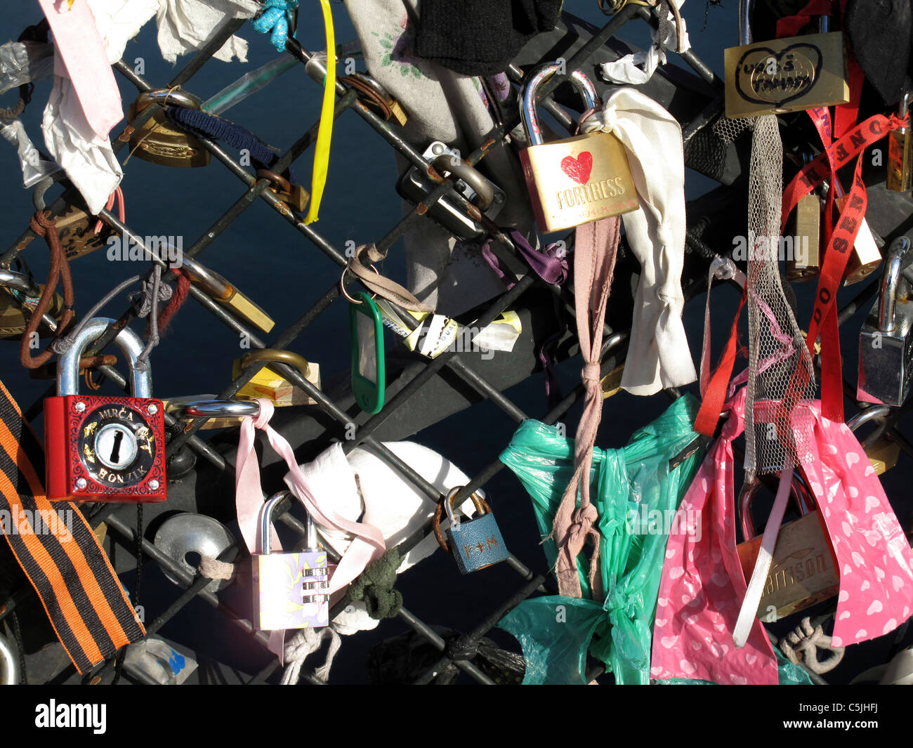 Liebe Vorhängeschloss an der Brücke Pont de l'Archeveche auf der Seine, Paris, Frankreich, Kathedrale Notre-Dame de Paris Stockfoto