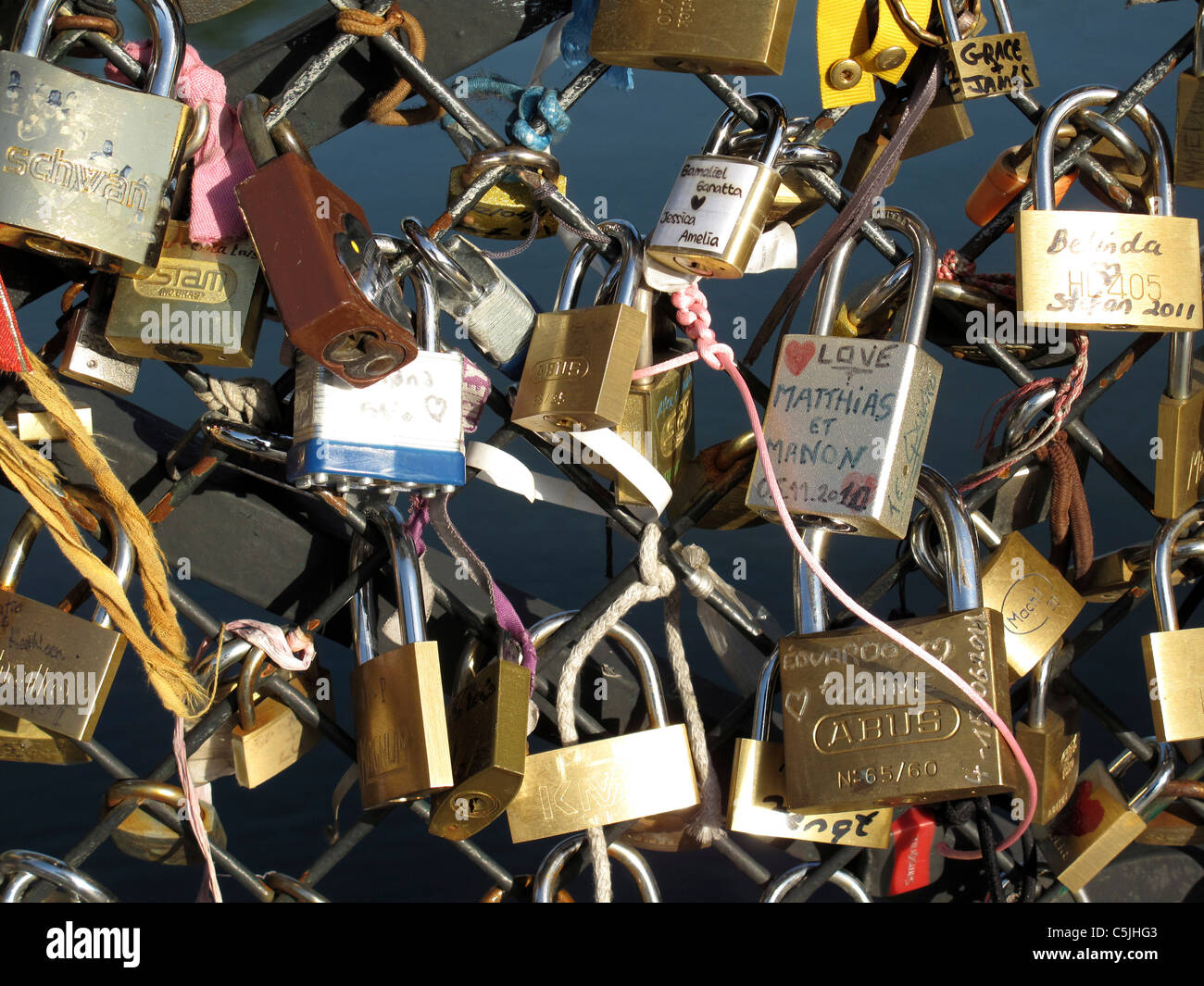 Liebe Vorhängeschloss an der Brücke Pont de l'Archeveche auf der Seine, Paris, Frankreich, Kathedrale Notre-Dame de Paris Stockfoto