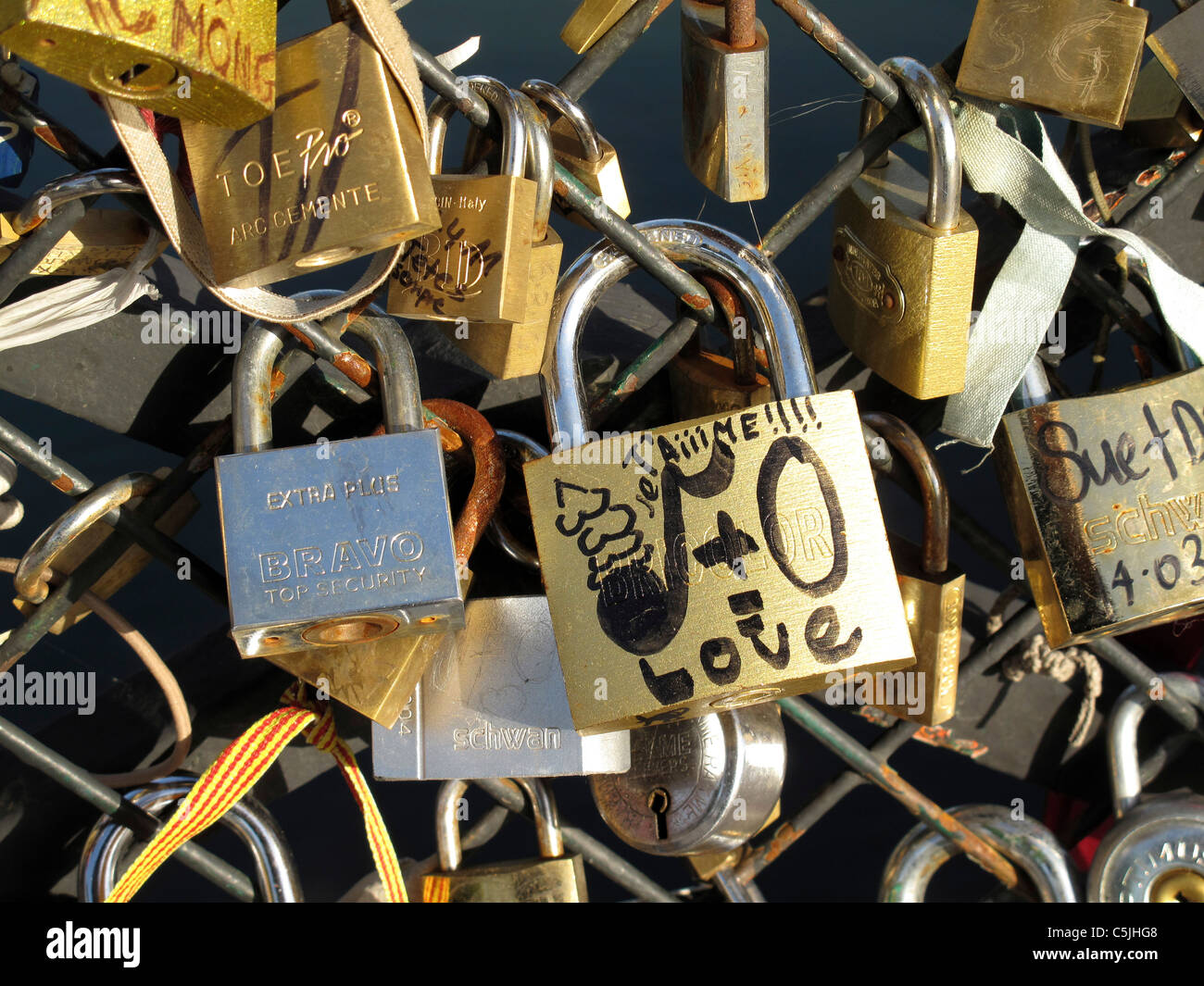 Liebe Vorhängeschloss an der Brücke Pont de l'Archeveche auf der Seine, Paris, Frankreich, Kathedrale Notre-Dame de Paris Stockfoto
