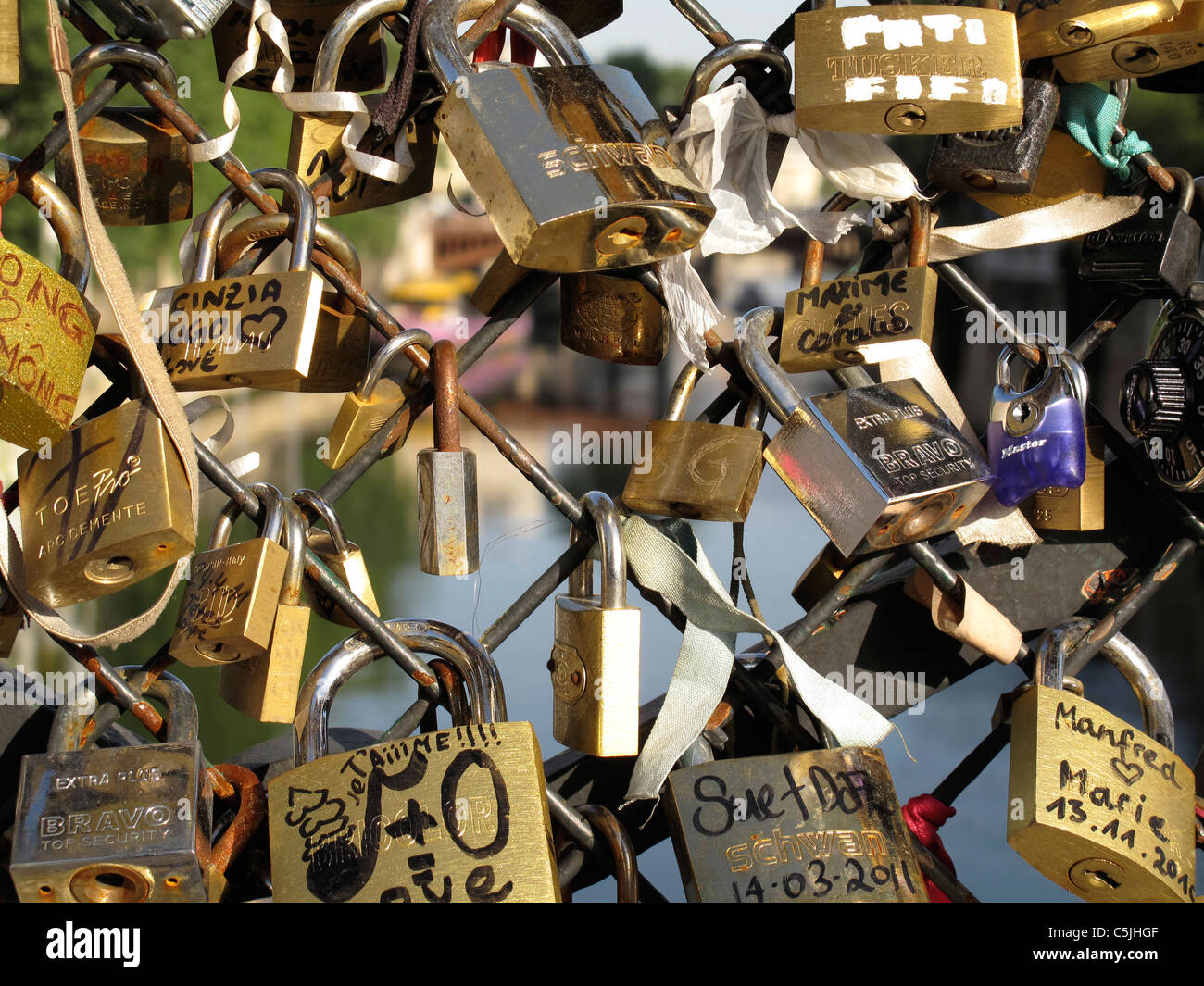 Liebe Vorhängeschloss an der Brücke Pont de l'Archeveche auf der Seine, Paris, Frankreich, Kathedrale Notre-Dame de Paris Stockfoto