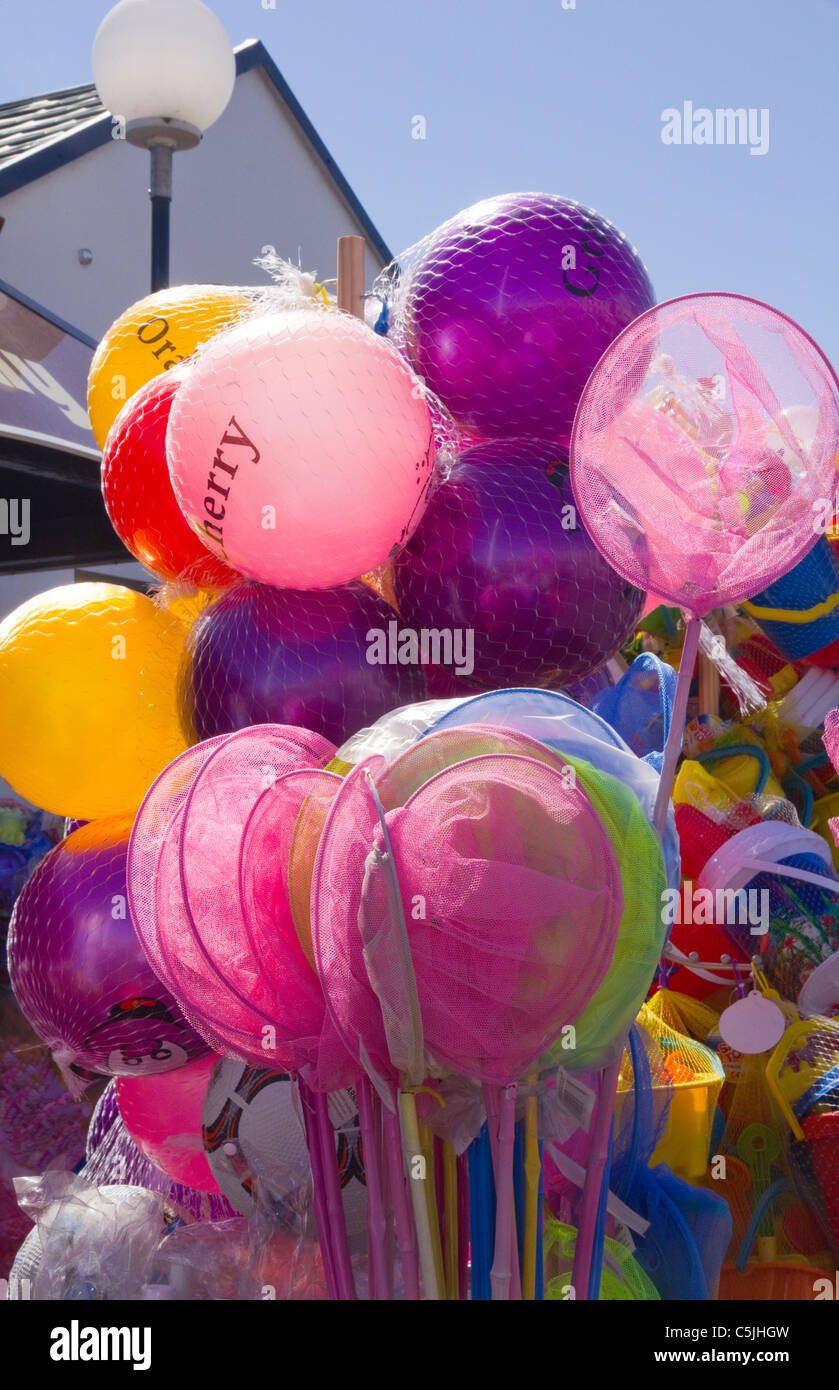 Luftballons und Fischernetze zu verkaufen Stockfoto