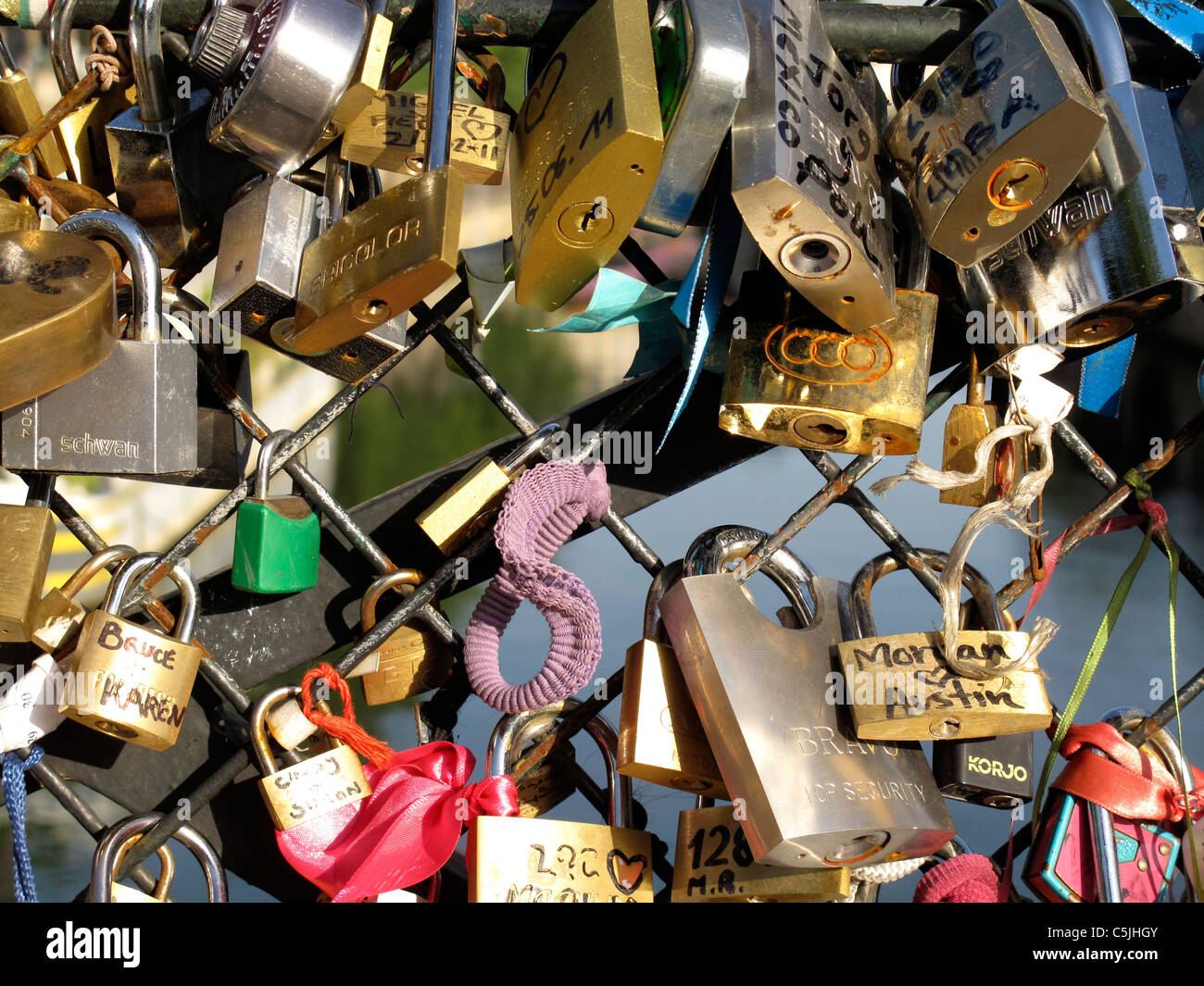 Liebe Vorhängeschloss an der Brücke Pont de l'Archeveche auf der Seine, Paris, Frankreich, Kathedrale Notre-Dame de Paris Stockfoto