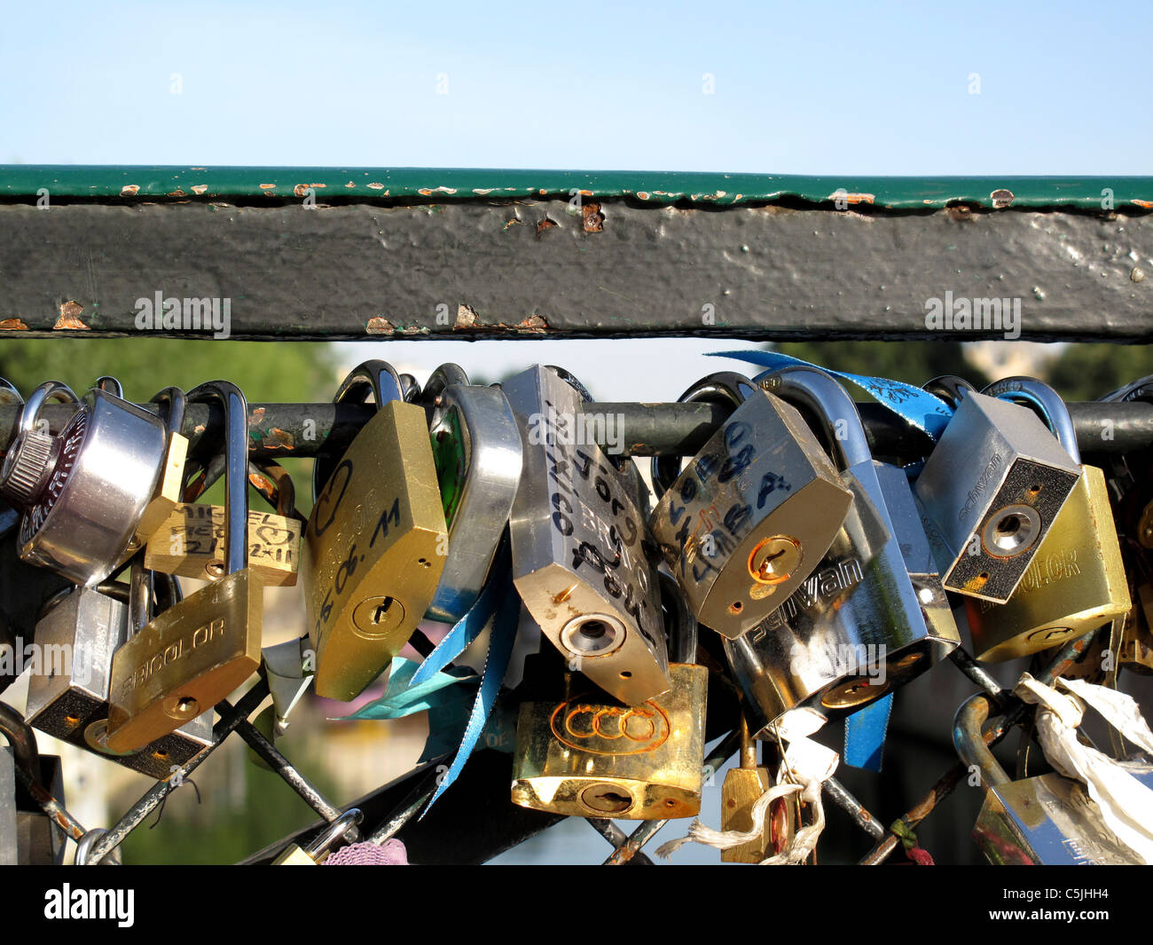 Liebe Vorhängeschloss an der Brücke Pont de l'Archeveche auf der Seine, Paris, Frankreich, Kathedrale Notre-Dame de Paris Stockfoto
