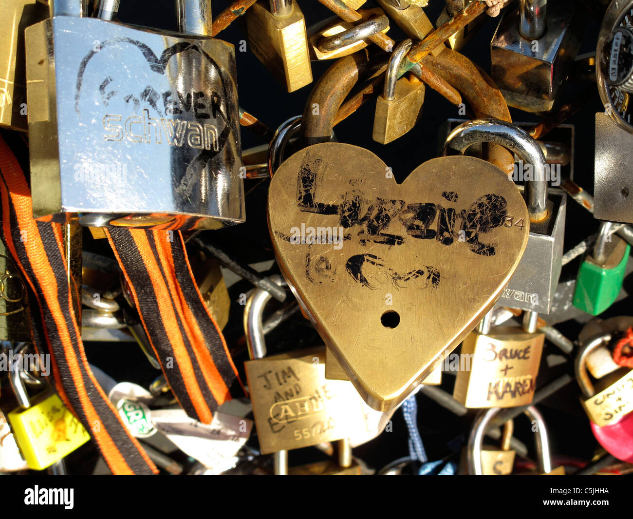 Liebe Vorhängeschloss an der Brücke Pont de l'Archeveche auf der Seine, Paris, Frankreich, Kathedrale Notre-Dame de Paris Stockfoto