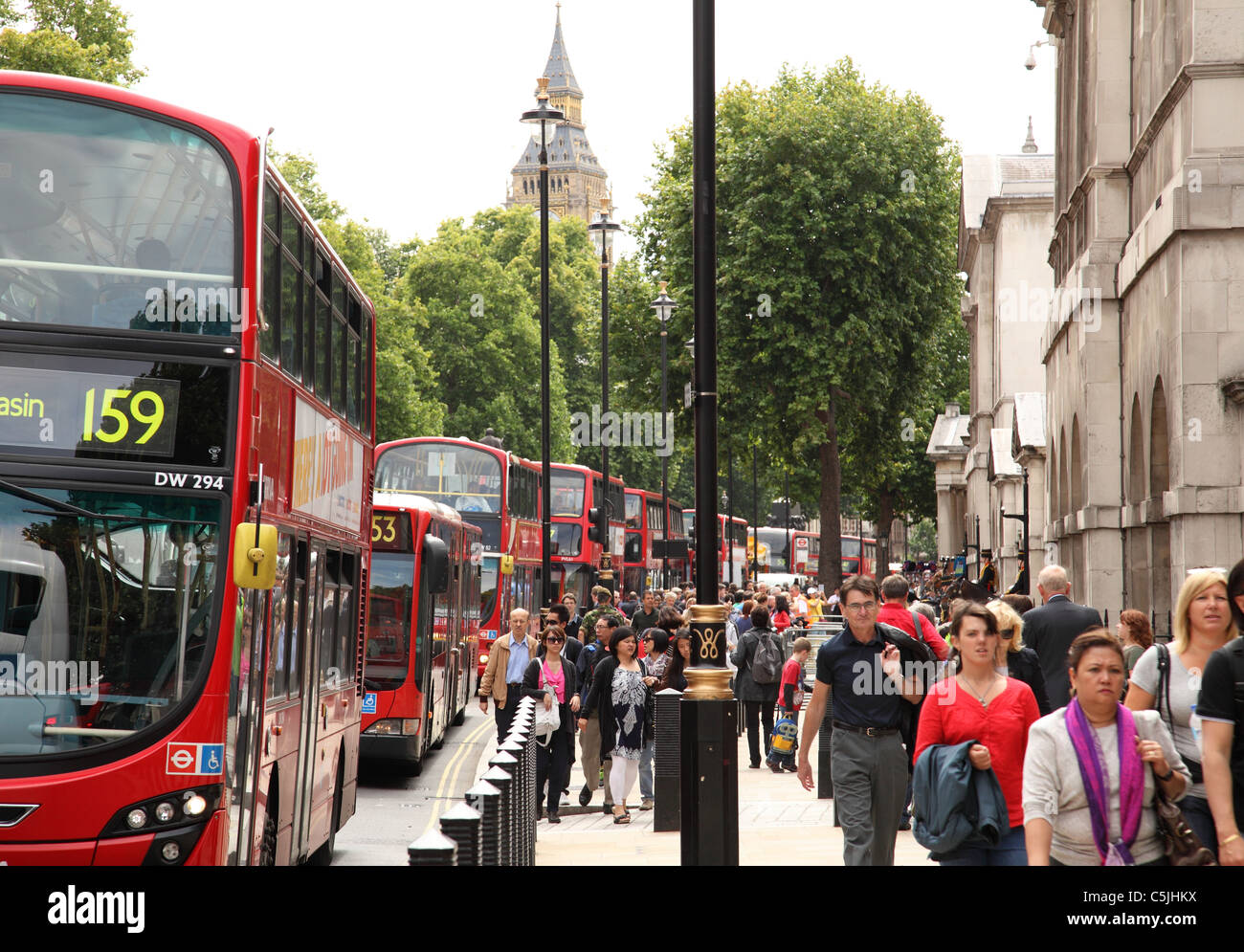 Busse und Menschen auf Whitehall, Westminster, London, England, Vereinigtes Königreich Stockfoto