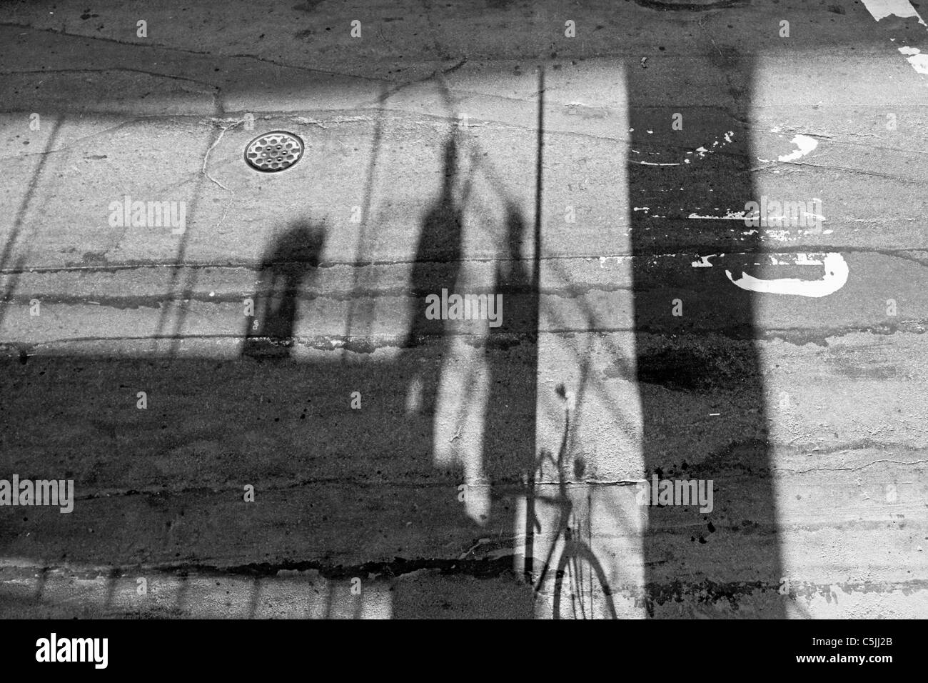 Am späten Nachmittag sind in der Straße in New York City Schatten. Stockfoto