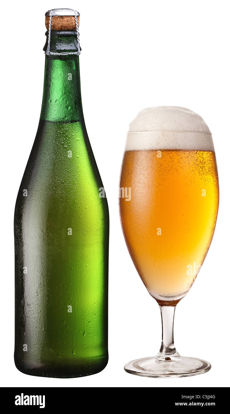 Glas und Flasche helles Bier. Datei enthält einen Pfad zu schneiden. Stockfoto