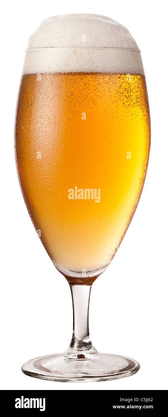 Frostigen Glas helles Bier isoliert auf einem weißen Hintergrund. Datei enthält einen Pfad zu schneiden. Stockfoto