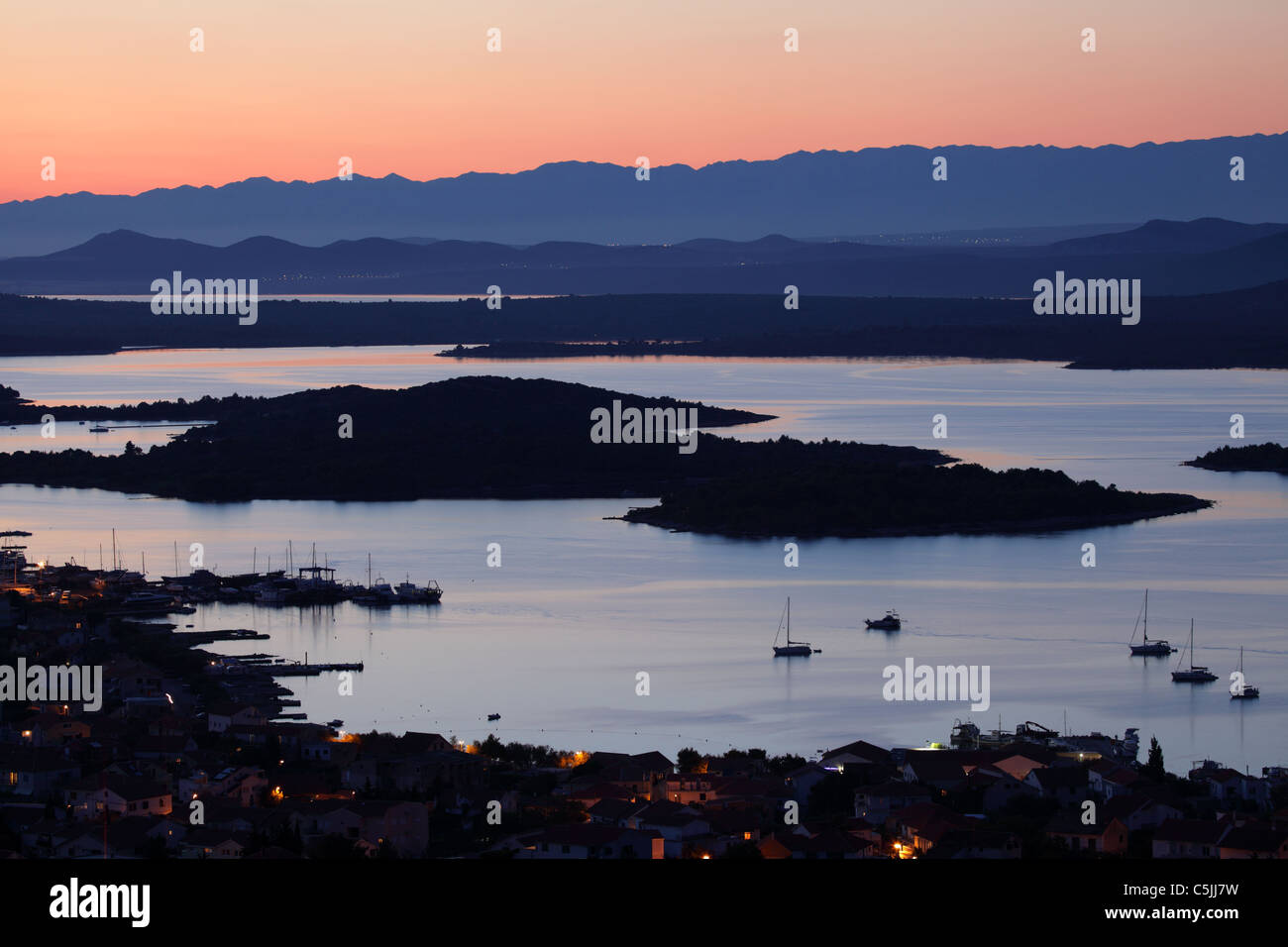 Kroatische Stadt Murter und den Kornaten bei Sonnenuntergang Stockfoto