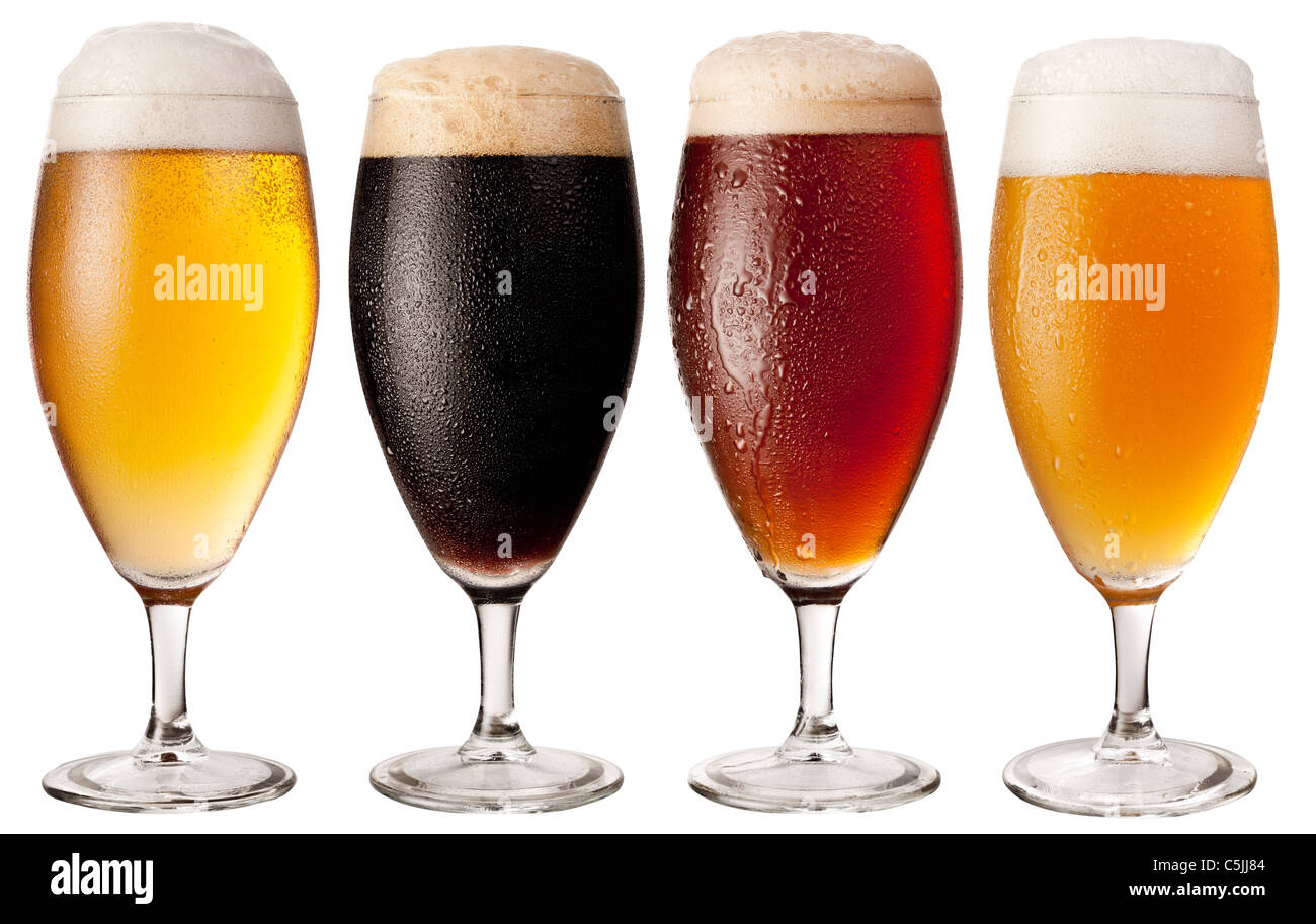 Vier Gläser mit verschiedenen Biersorten auf weißem Hintergrund. Die Datei enthält einen Pfad zu schneiden. Stockfoto