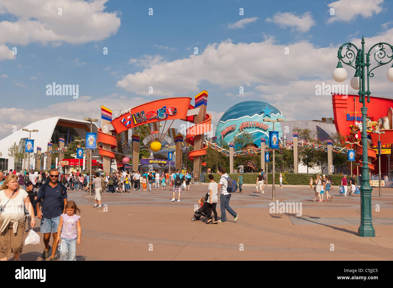 Menschen vor dem Eingang zum Disney Village im Disneyland Paris in Frankreich Stockfoto