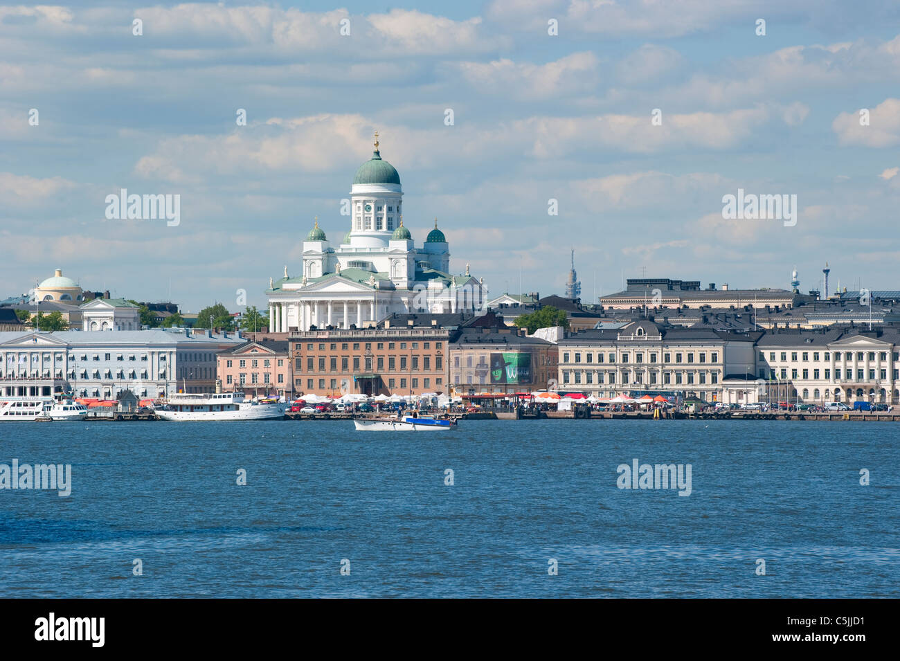 Blick auf den Dom und dem Marktplatz entfernt vom Hafen in Helsinki, Finnland Stockfoto