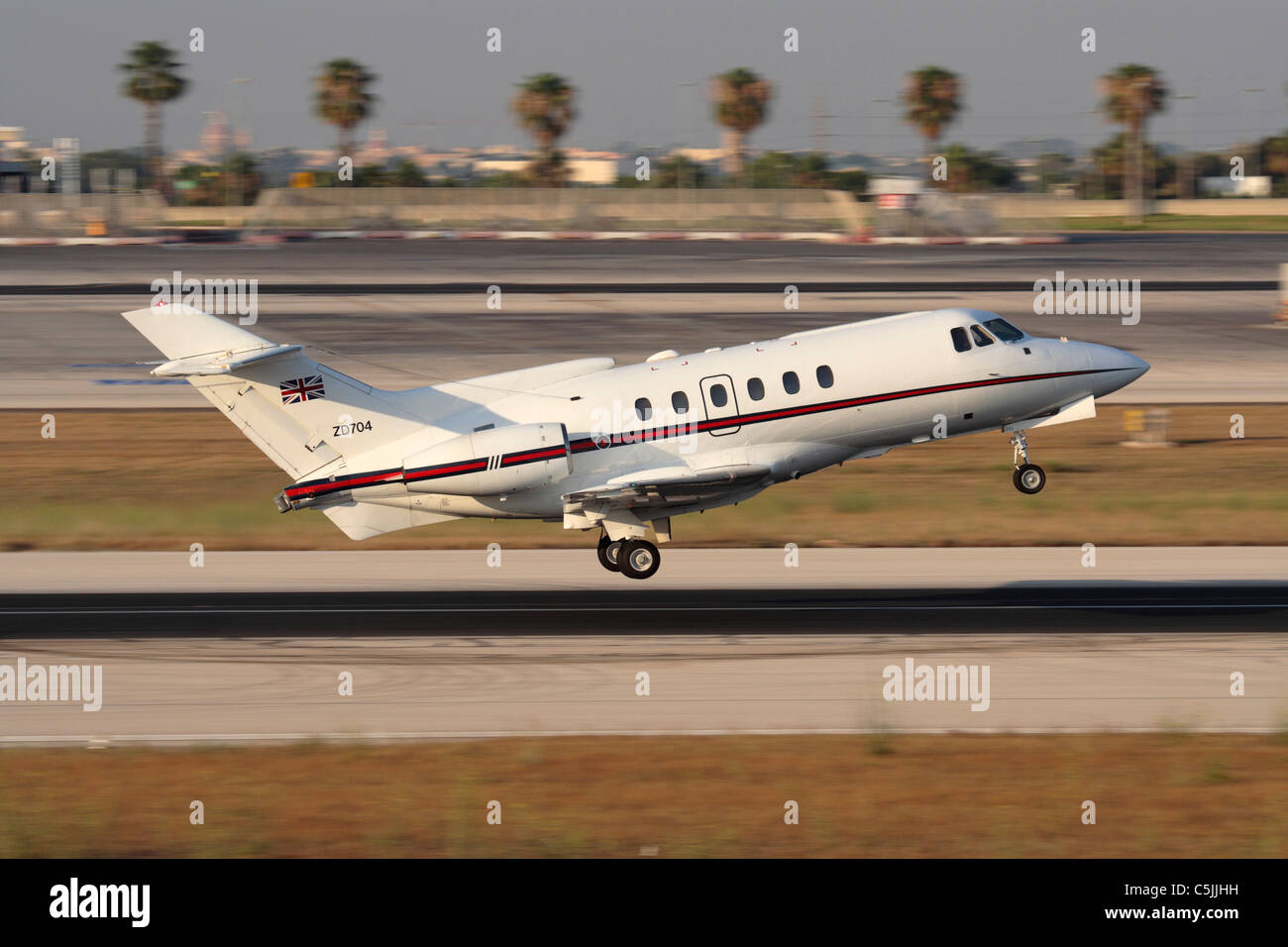 British Aerospace 125 Corporate Jet und VIP-Transport von der Royal Air Force, die aus Malta. Seitenansicht mit Motion Blur für Eindruck von Geschwindigkeit Stockfoto