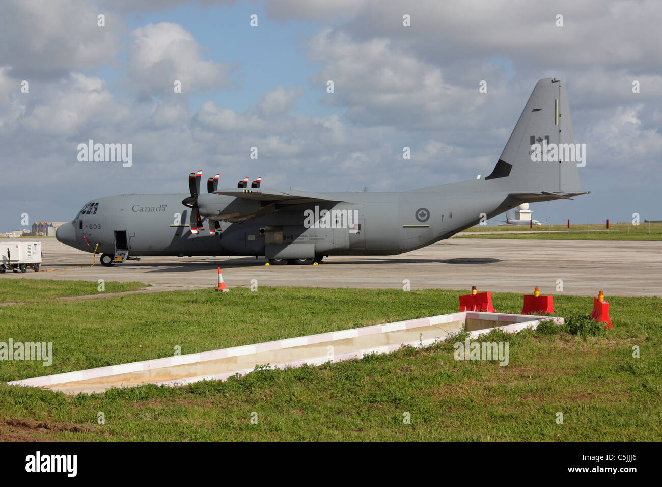 Lockheed Martin C-130J-30 Hercules Military Transport Flugzeug der kanadischen Streitkräfte in Malta geparkt Stockfoto