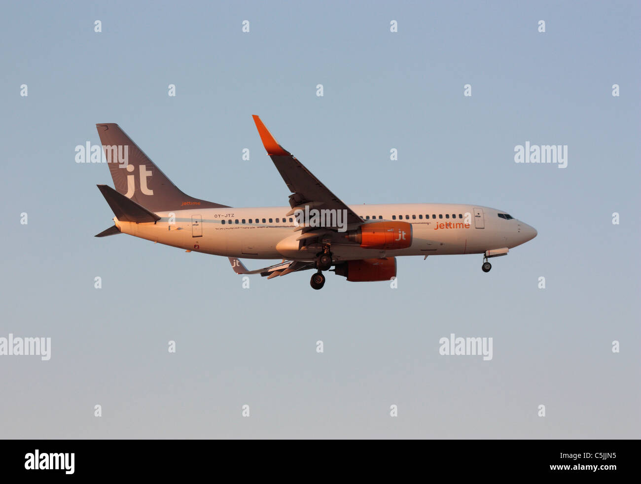 Jet Zeit Boeing 737-700 bei der Ankunft bei Sonnenuntergang Stockfoto