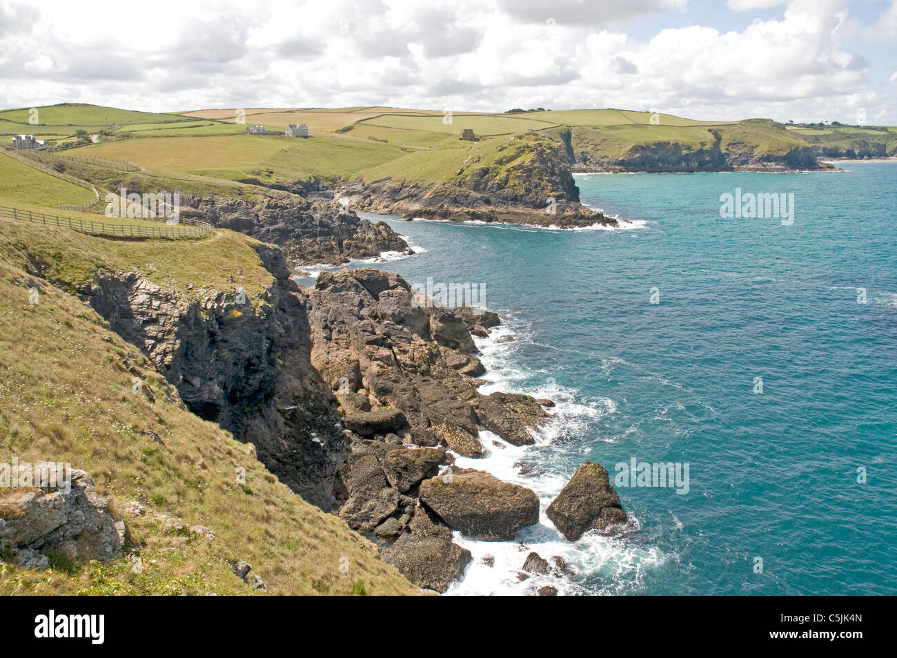 Beeindruckenden Atlantikküste Cornwalls an Klippeneffekte Stelle in der Nähe von Port Quin Stockfoto