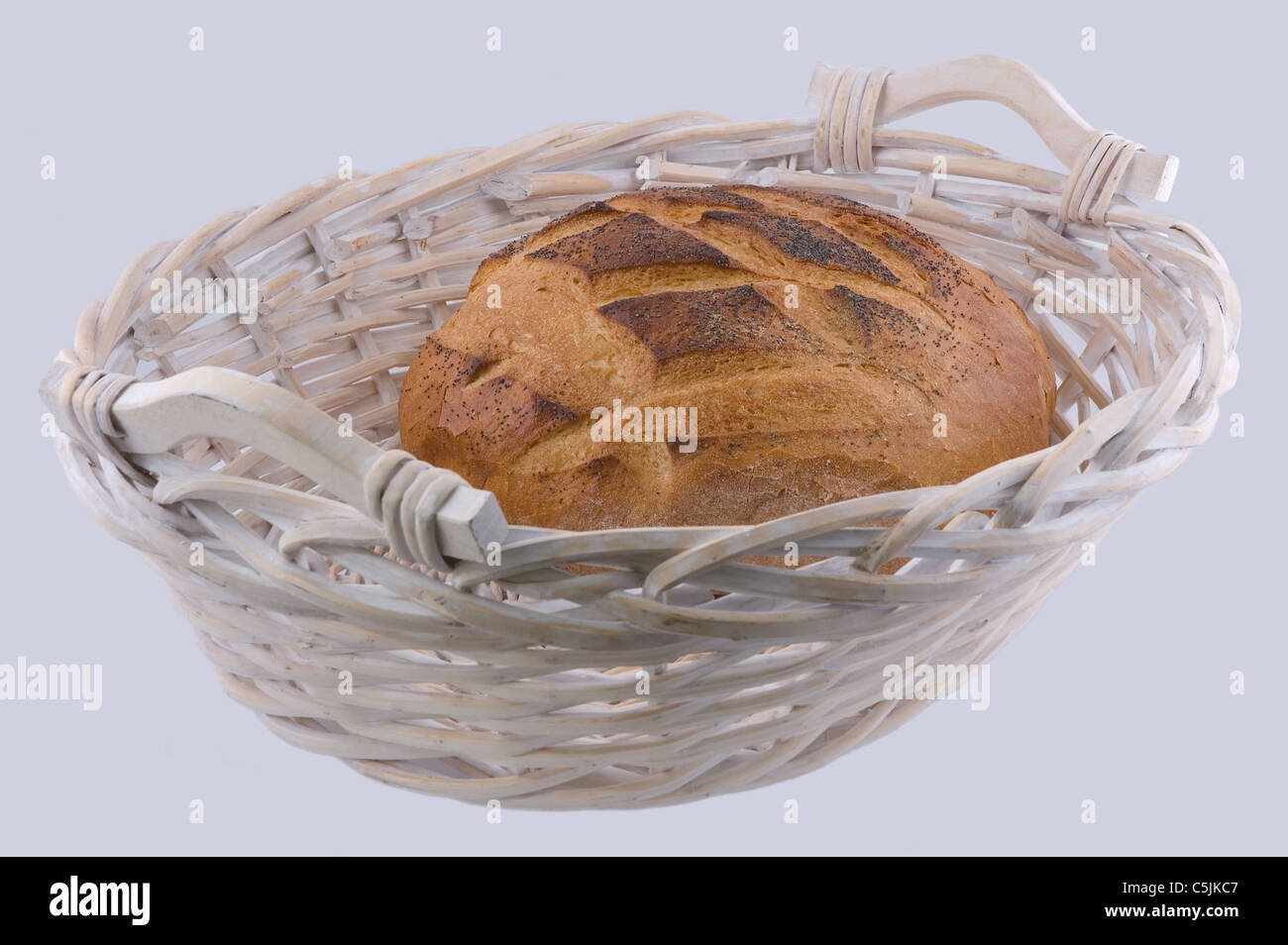 Rundes Laib des Brotes im Weidenkorb Stockfoto