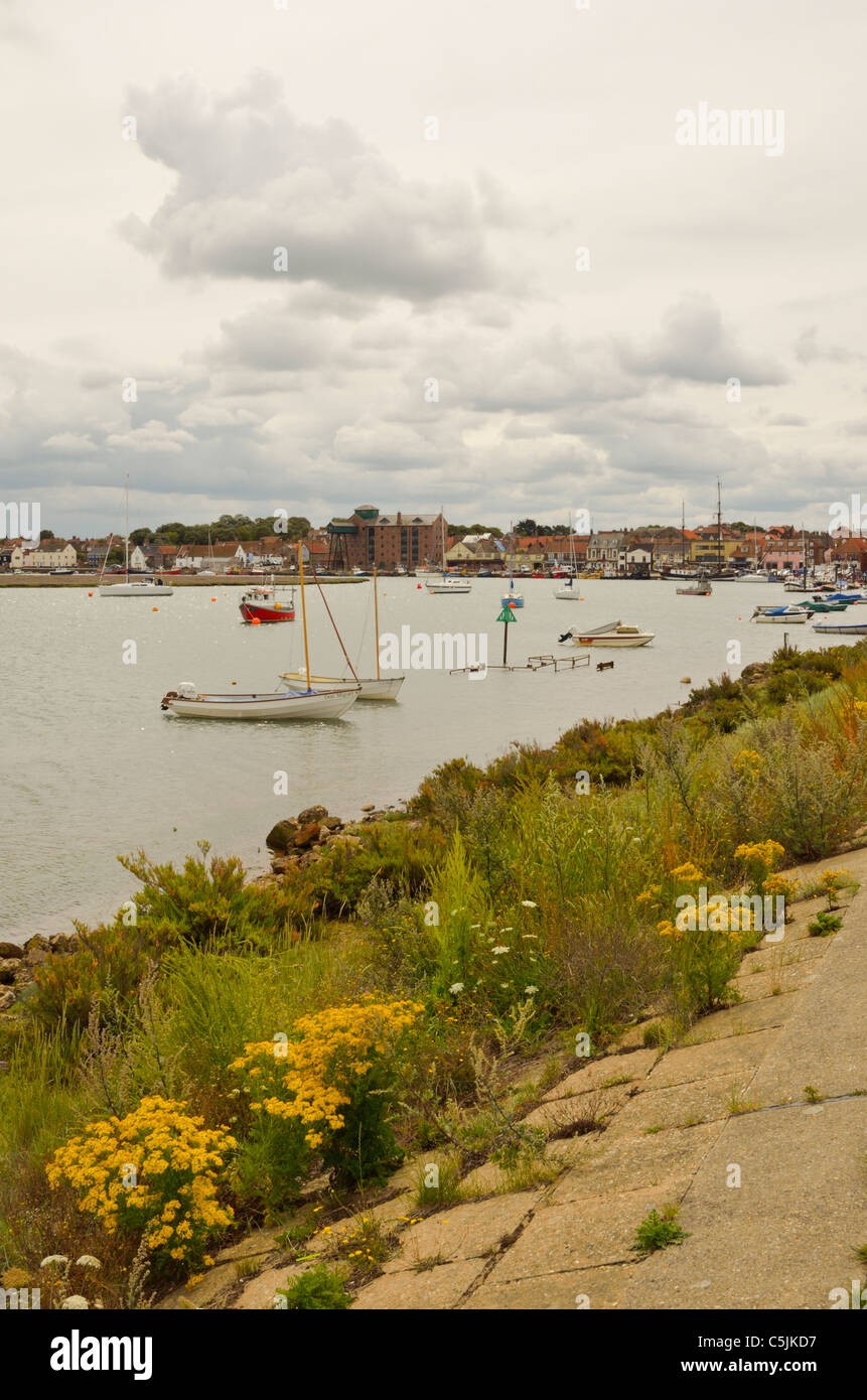 Brunnen als nächstes Meer Hafen und Stadt mit Booten und Ufermauer North Norfolk Stockfoto
