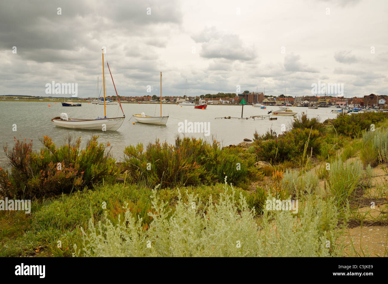 Brunnen als nächstes Meer Hafen und Stadt mit Booten und Ufermauer North Norfolk Stockfoto