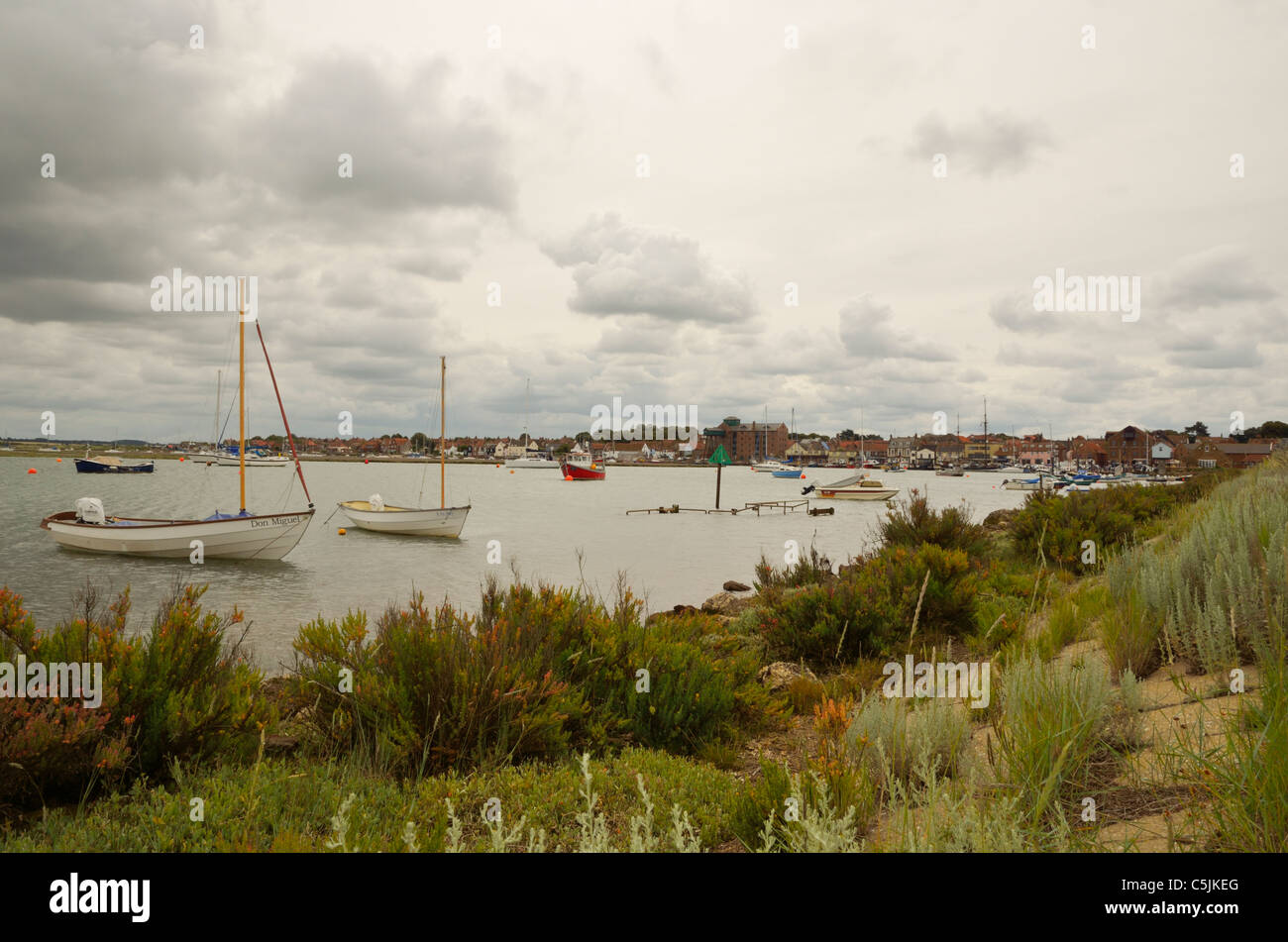 Brunnen als nächstes Meer Hafen und Stadt mit Booten und Ufermauer North Norfolk Stockfoto