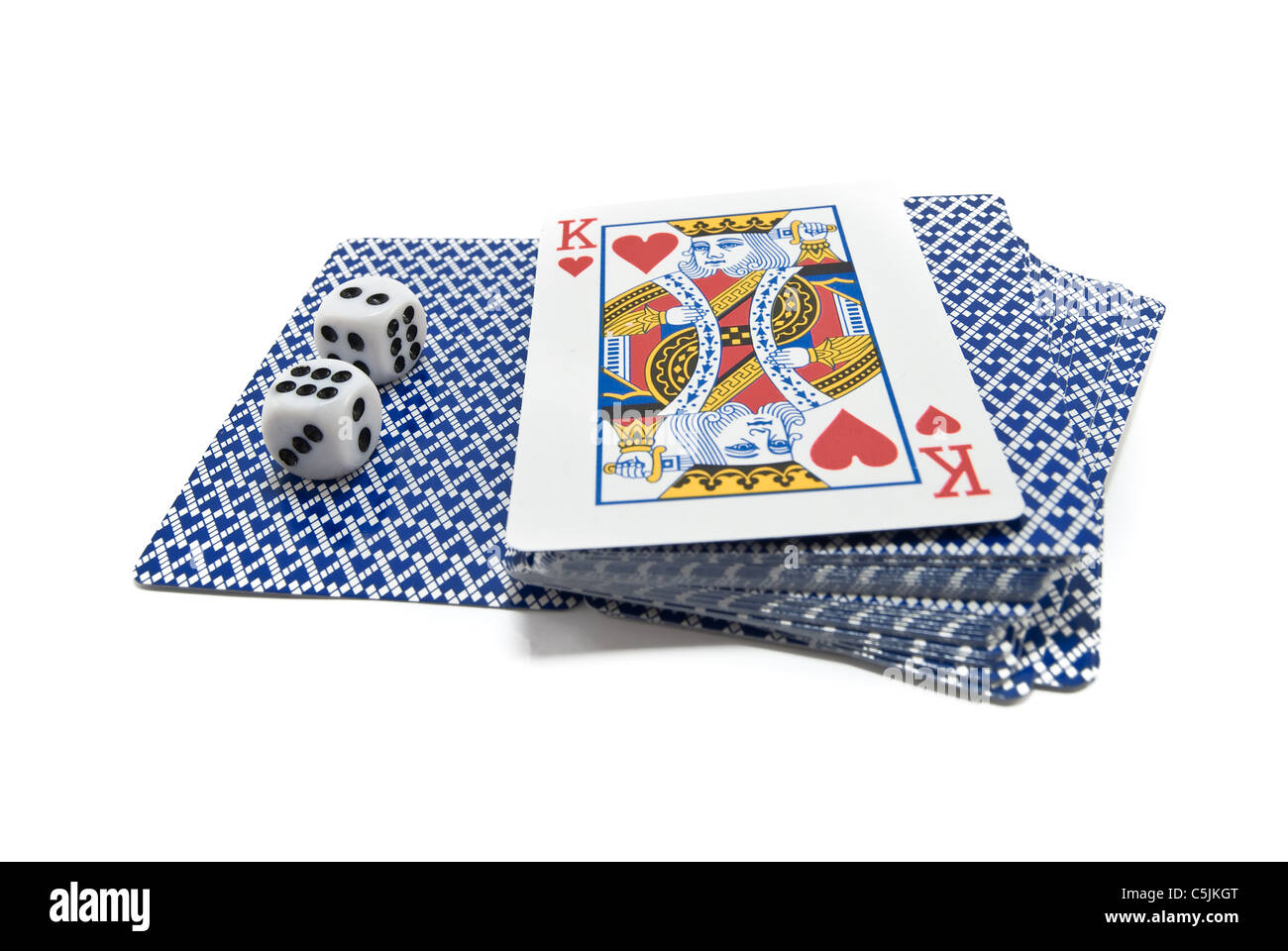 Spielkarten und Knochen sind auf weißem isoliert. Stockfoto