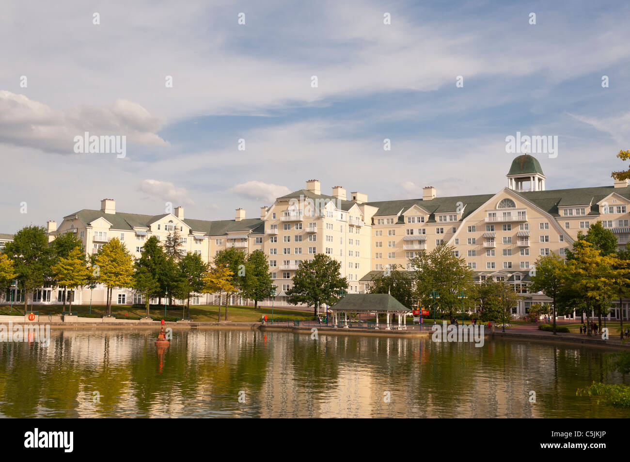 Die Rückseite des Disneys Newport Bay Club Hotel in Disneyland Paris in Frankreich Stockfoto