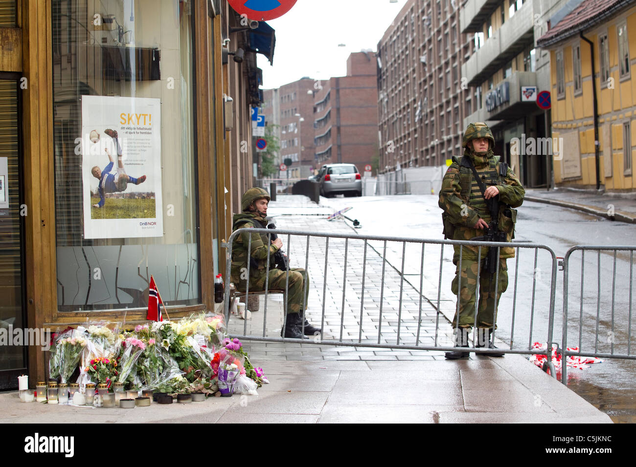 Norwegische Soldaten bewachen die Straßen von Oslo nach der Bombe in der ministeriellen Bereich von Oslo Norwegen. Foto: Jeff Gilbert Stockfoto