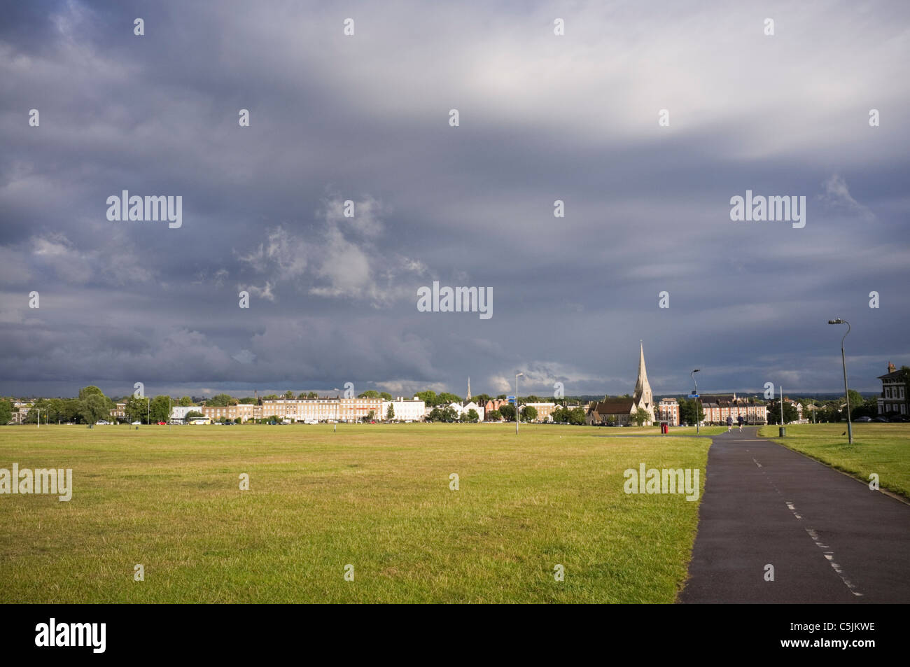 Der Weg über die Heide zu Dorf Vorort und Allerheiligen Pfarrkirche am Abend. Blackheath, London, England, UK, Großbritannien. Stockfoto